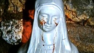 une statue de la vierge pleure des lames de sang